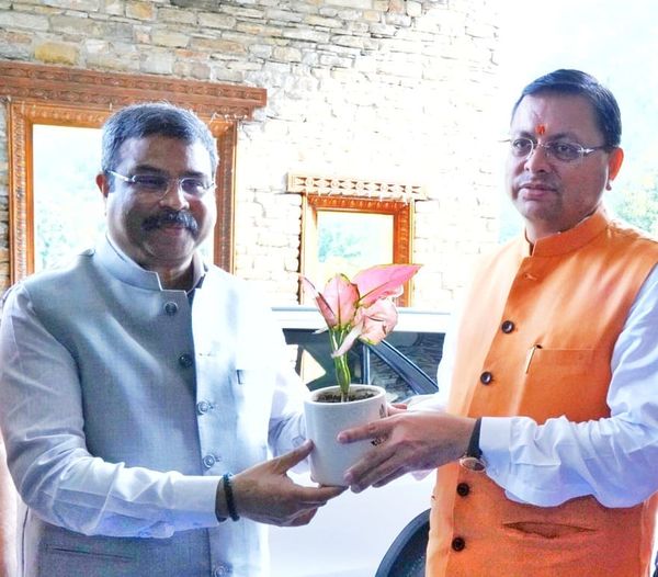 केंद्रीय शिक्षा मंत्री धर्मेंद्र प्रधान ने CM धामी से की मुलाकात  