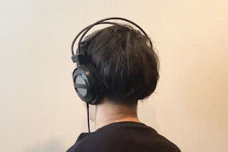 ヘッドフォンを着けて聴力検査をしている男性の写真