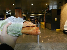 O que e onde comer em Barcelona - sanduíche de tortilla de batatas