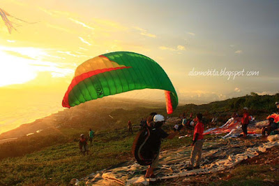 Melihat paralayang atau gantole dari bukit Parangndog