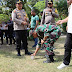 Pasca Unjuk Rasa di DPRD, Dandim 1608/Bima, Ajarkan Mahasiswa Pentingnya Menjaga Kebersihan 