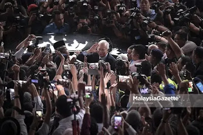 <img src=https://fazryan87.blogspot.com".jpg" alt="Apakah perbicaraan kes SRC Najib akan berlaku secara adil?">