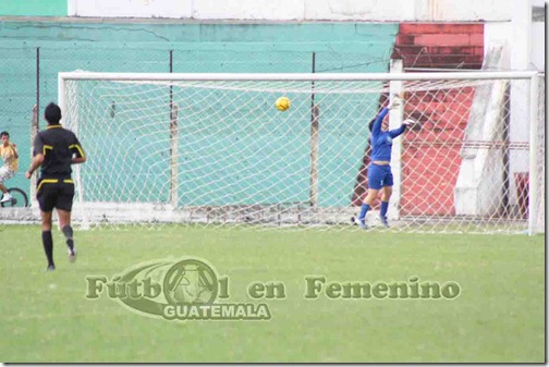 estrellan el balon en el travesaño de santiago al 44