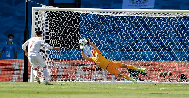 Dúbravka ataja el lanzamiento de Morata en el penalti pitado a favor de España. SELECCIÓN DE ESLOVAQUIA 0 SELECCIÓN DE ESPAÑA 5. 23/06/2021. Eurocopa 2020, XVI edición, fase de grupos, Grupo E, jornada 3. Sevilla, España, estadio de La Cartuja. GOLES: 0-1: 29’, Dúbravka, en propia puerta. 0-2: 45+3’, Laporte. 0-3: 55’, Sarabia. 0-4: 66’, Ferran Torres. 0-5: 71’, Kucka, en propia puerta.