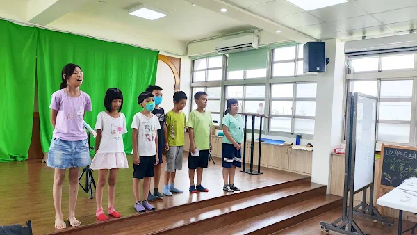 ▲土庫國小學生除了學習英語，透過戲劇的演出，也能增進對梵谷畫作的認識及舞臺表演的技巧。（記者林明佑翻攝）