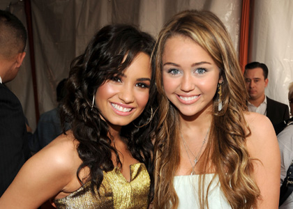 Demi Lovato a cantora actriz e amiga de Miley est numa cl nica de