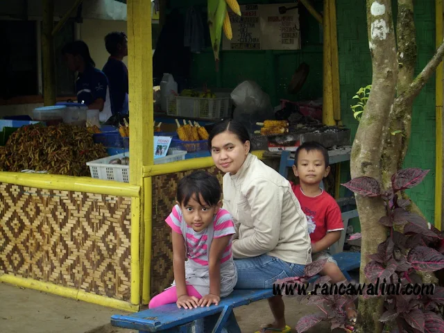 Walini Hujan Sambil Makan Ketan Bakar