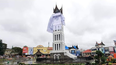 Cegah Kerumunan Orang, Jam Gadang Ditutup Kain Putih