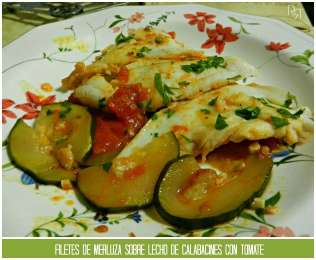 "Filetes de merluza sobre lecho de calabacines con tomate"