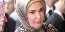 Η σύζυγος του Τούρκου προέδρου, φορώντας ένα σύνολο με ασορτί μαντήλα και τσάντα, φαινόταν ταπεινή και μειλίχια στο πλευρό του συζύγου της. ...