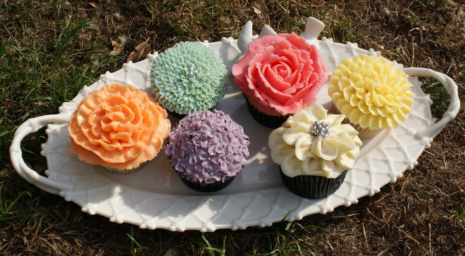 Piping Flowers On Cupcakes