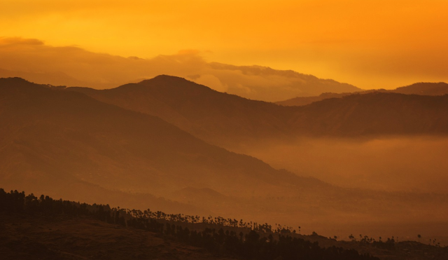 Goldene Stunde in der Hügellandschaft