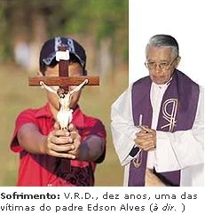 Foto do padre com uma de suas vítimas