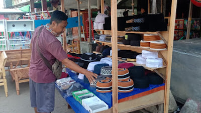 Jualan di Bulan Ramadan, Pedagang Kopiah di Sui Pinyuh Raup Ratusan Ribu