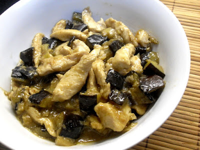 Pechuga de pollo salteada con berenjena.