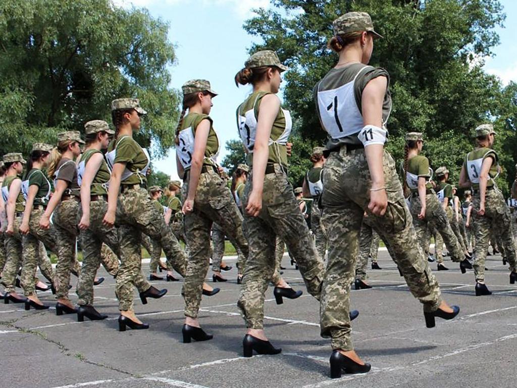 Female soldiers in Ukraine train with high heels... A scene that sparked international outrage! And that is after the Ukrainian Defense Ministry published pictures of female soldiers in military clothing and walking in black shoes with medium-heeled heels; In preparation for a military parade next month to celebrate the 30th anniversary of Ukraine's independence
