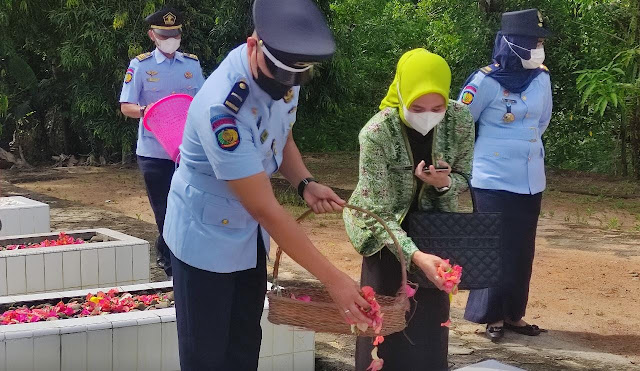 Sambut Hari Bakti Pemasyarakatan Ke-58, Rutan Prabumulih Laksanakan Tabur Bunga di Taman Makam Pahlawan Kota Prabumulih