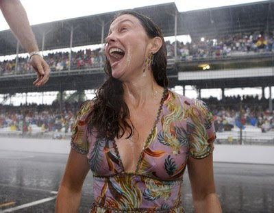 Ashley Judd in the rain image