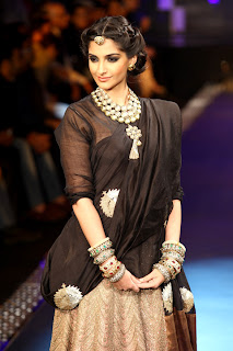 Sonam Kapoor and  Madhuri Dixit at IIJW 2012 Finale