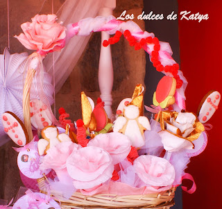 canasta con piruletas, chuches decoradas en forma de flores