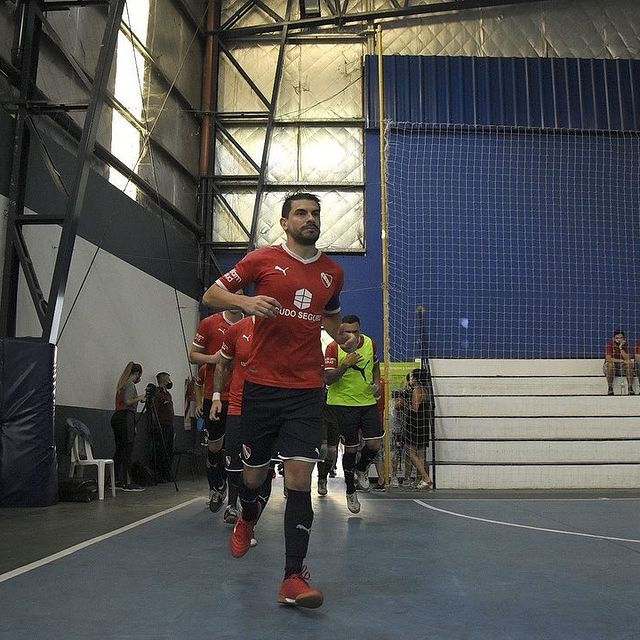 El capitán saliendo a la cancha