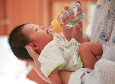 Kapan Bayi Boleh Minum Air Putih