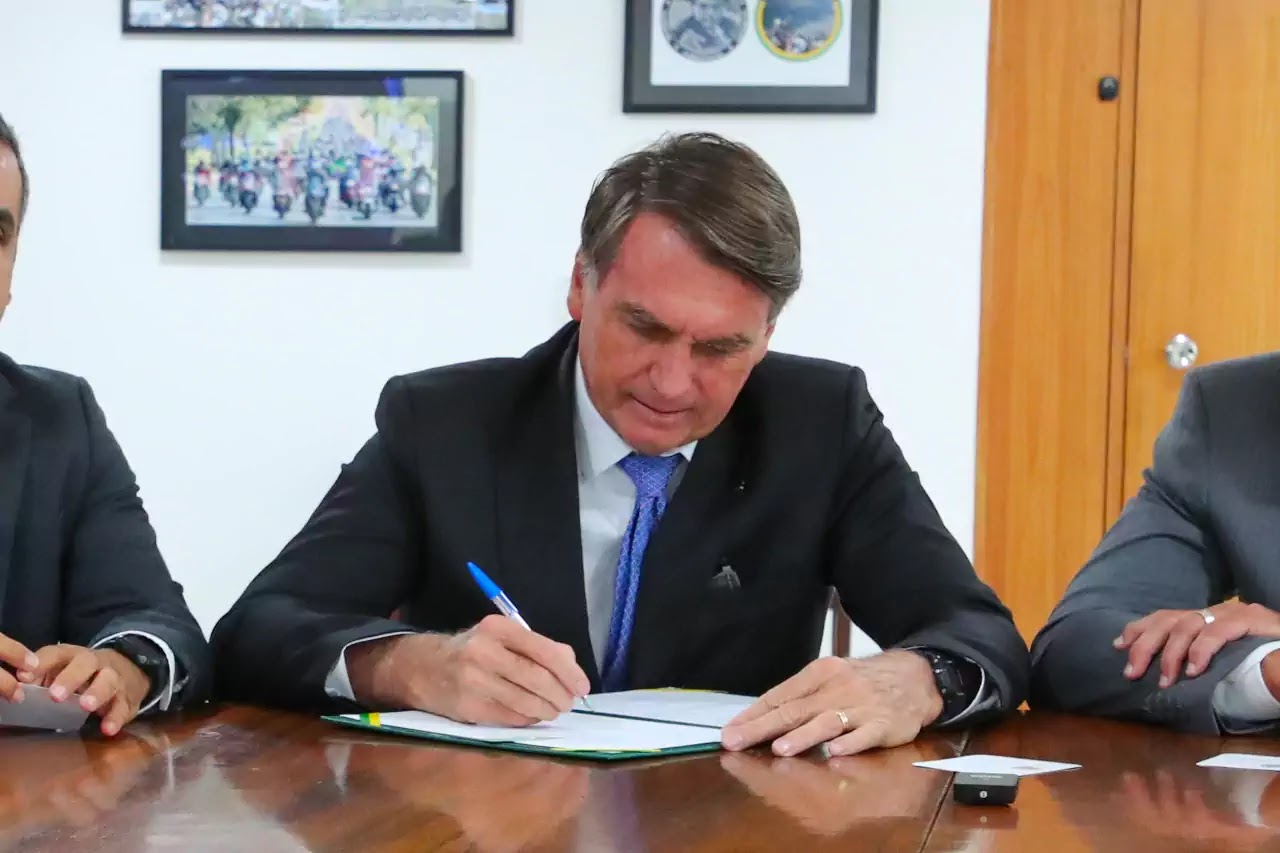 Bolsonaro assina depois revoga decreto que exclui profissão de corretor de imóveis