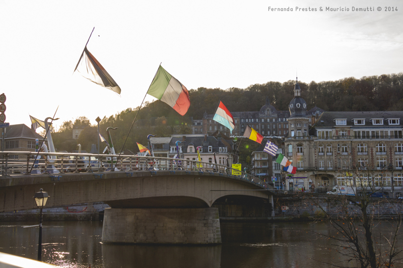 bandeiras na ponte charles-de-gaulle