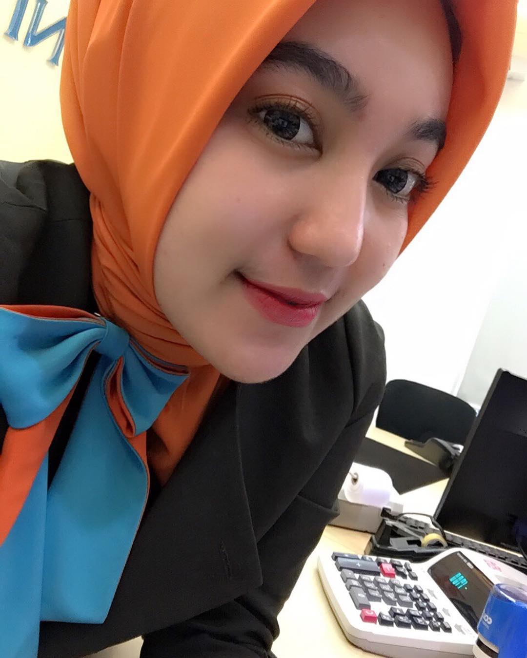 Koleksi Foto Teller Bank  BNI pakek Jilbab Cantik  Terbaru 