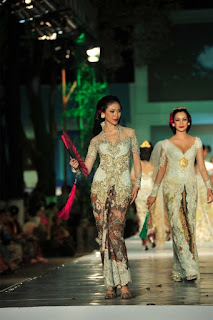 Model Kebaya Anne Avantie Paling Laris