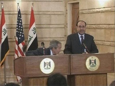 Iraqi reporter throwing shoe at George Bush pic