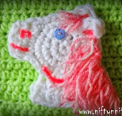 http://translate.googleusercontent.com/translate_c?depth=1&hl=es&rurl=translate.google.es&sl=en&tl=es&u=http://www.niftynnifer.com/2014/04/free-crochet-horse-head-motif-pattern.html&usg=ALkJrhjS2DrCgBFkmD4YukLtNOK45_AGjg