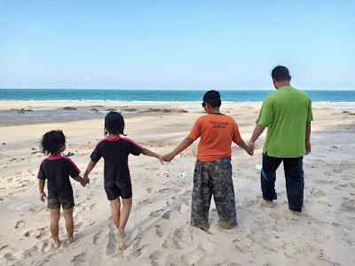 Mandi-Manda Di Pantai Batu Layar