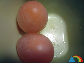 Huevos después de 48 horas en vinagre, sin cáscara, sólo con la membrana