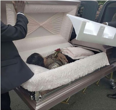 Teen causes a stir as she arrives her prom in a coffin (Photos)  The teenage girl pictured above took the 2018 prom to a whole new level, by arriving at the event in a casket. The photos have gone viral on social media. See full photos below...