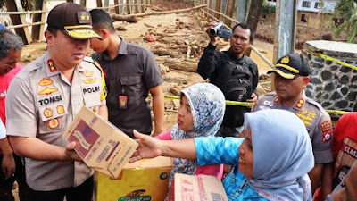 Kapolda Banten Berikan Bantuan kepada Warga Terdampak Banjir Bandang di Lebak