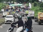 Contener Berukuran Besar Terbalik di Ring Road Manado