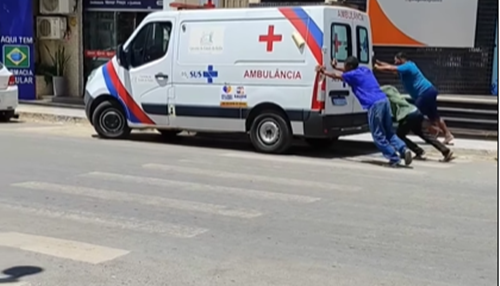 Vídeo mostra ambulância sendo empurrada no centro de Irecê