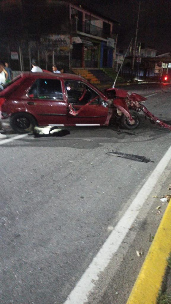 Aparatoso accidente dejó a dos jóvenes gravemente heridos en El Vigía