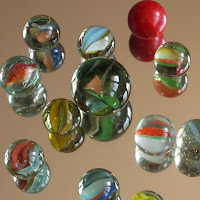 questa immagine rappresenta la fotografia di alcune biglie che rappresentano il concetto pitagorico di armonia delle sfere, this image represents the photograph of some marbles that represent the Pythagorean concept of harmony of the spheres