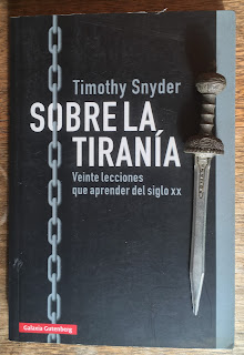 Portada del libro Sobre la tiranía, de Timothy Snyder