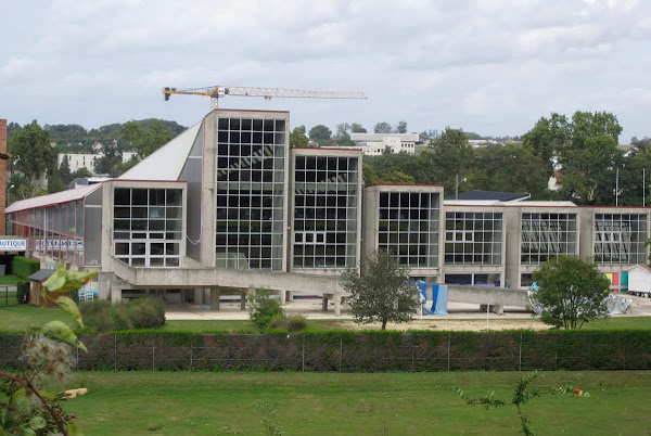 La piscine Tauziet, stade nautique de Meaux - Beauval.  Architectes: Henri-Pierre Maillard et Paul Ducamp  Construction: 1972