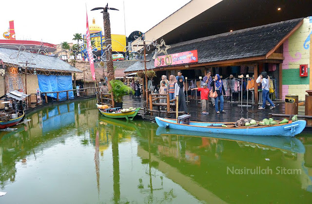 Para penjual jajanan di Pasar Apung