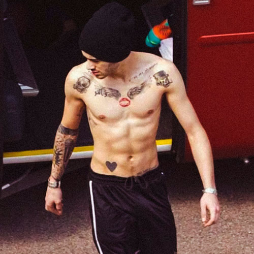 Zayn Malik sem camisa