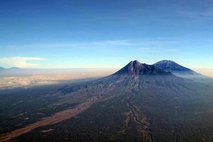 Pemandangan Gunung Merapi dan Slamet