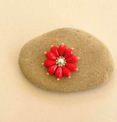 Beaded daisy flower tutorial for beginners by Lisa Yang Jewelry