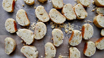 Cantuccini al formaggio auf dem Backblech.