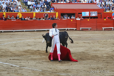 torero frances sebastian Castella DESPLANTE a toro en la plaza de acho de lima