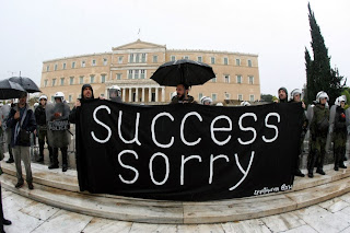 Kαταρρέει το success story: H Ελλάδα δεν θα βγει στις αγορές το 2014
