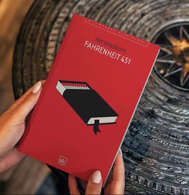 Fahrenheit 451, Ray Bradbury'nin 1951'de ilk defa basılan ünlü bilimkurgu romanıdır. Baskıcı bir gelecek toplumunun anlatıldığı bu kitap aynı zamanda distopya olarak da sınıflandırılabilir.